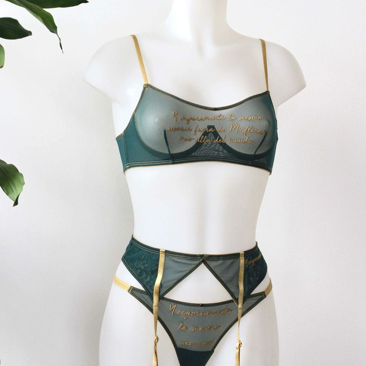 6. More of these underwired bandeau shape bras. I rounded a bunch of these up in an article back in October (estylingerie.com/2022/10/05/tre…) and I've seen plenty more since.

📷: @CLOintimo Malla shelf underwire bra