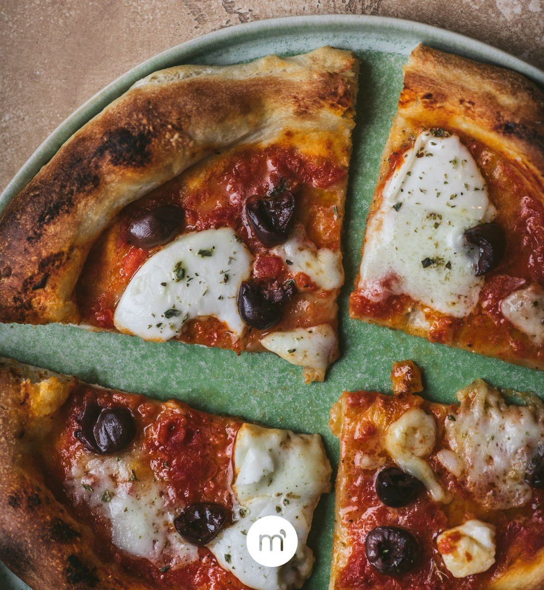 🍕📅¡Hoy es el día mundial de la pizza!

👨‍🍳 Se preparó por primera vez en Nápoles, en el año 1739.
👌 Era la comida típica de trabajadores, por ser económica y fácil de preparar.
💲 Se estima que se venden 5 mil millones de pizzas cada año.