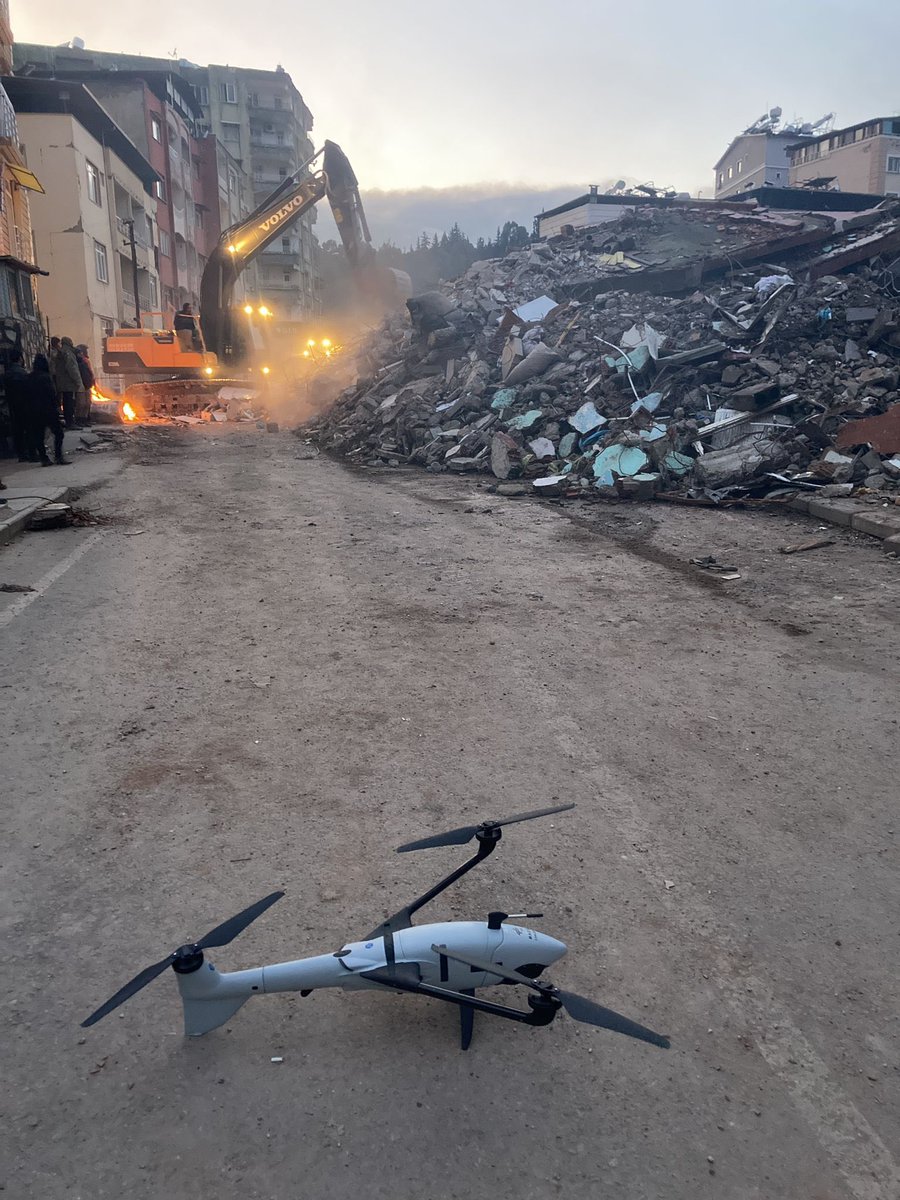 ISAR_GERMANY's tweet photo. ➡️ 🇹🇷 ERKUNDUNG AUS DER LUFT - Erstmals kommt in der Türkei die von unserem Partner @DLR_de entwickelte Drohnenkamera zur Lageerkundung zum Einsatz. Erzeugt in Echtzeit Lagekarte für alle Rettungsteams.
#Erdbeben #earthquake #turkey #turkiye #Türkei @THWLeitung  @UNOCHA  @Insarag https://t.co/KacMLCq1no