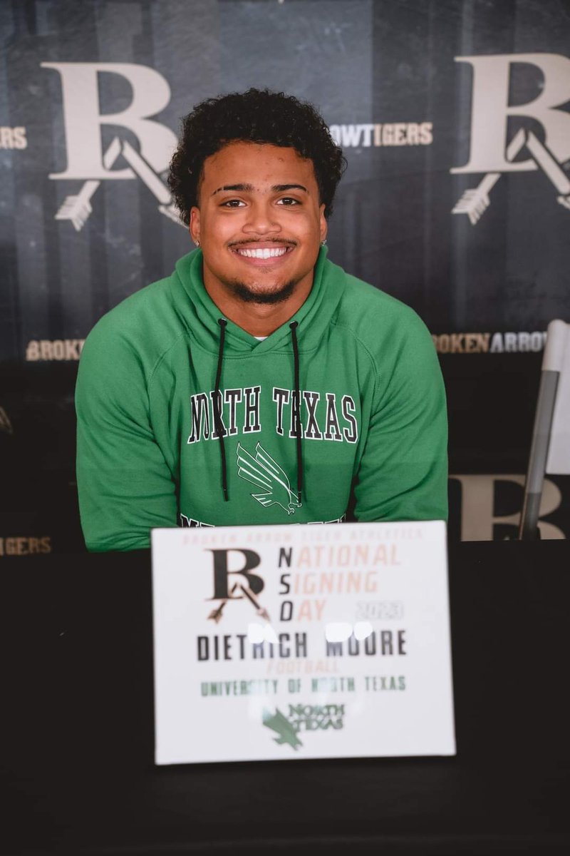 JessicaWelch33's tweet image. Extremely proud of you @moore_dietrich 💚🏈 I'm so thankful for all of the support that you've had and will continue to have from your family and coaches, it definitely takes a village! I know you'll make us all proud! The sky is just the beginning!!! #BA #7 #Dtrain #DMoore #GMG