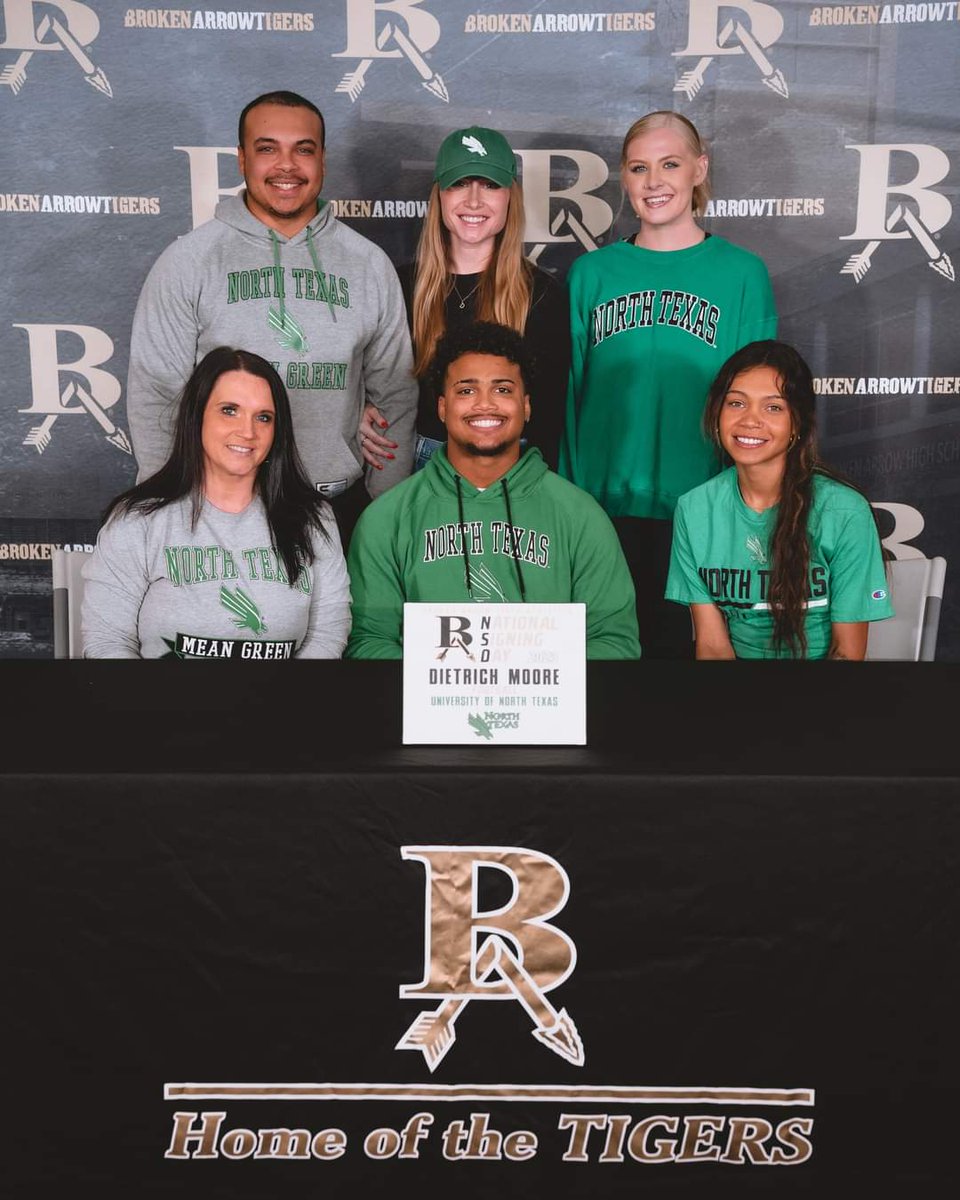 JessicaWelch33's tweet image. Extremely proud of you @moore_dietrich 💚🏈 I'm so thankful for all of the support that you've had and will continue to have from your family and coaches, it definitely takes a village! I know you'll make us all proud! The sky is just the beginning!!! #BA #7 #Dtrain #DMoore #GMG