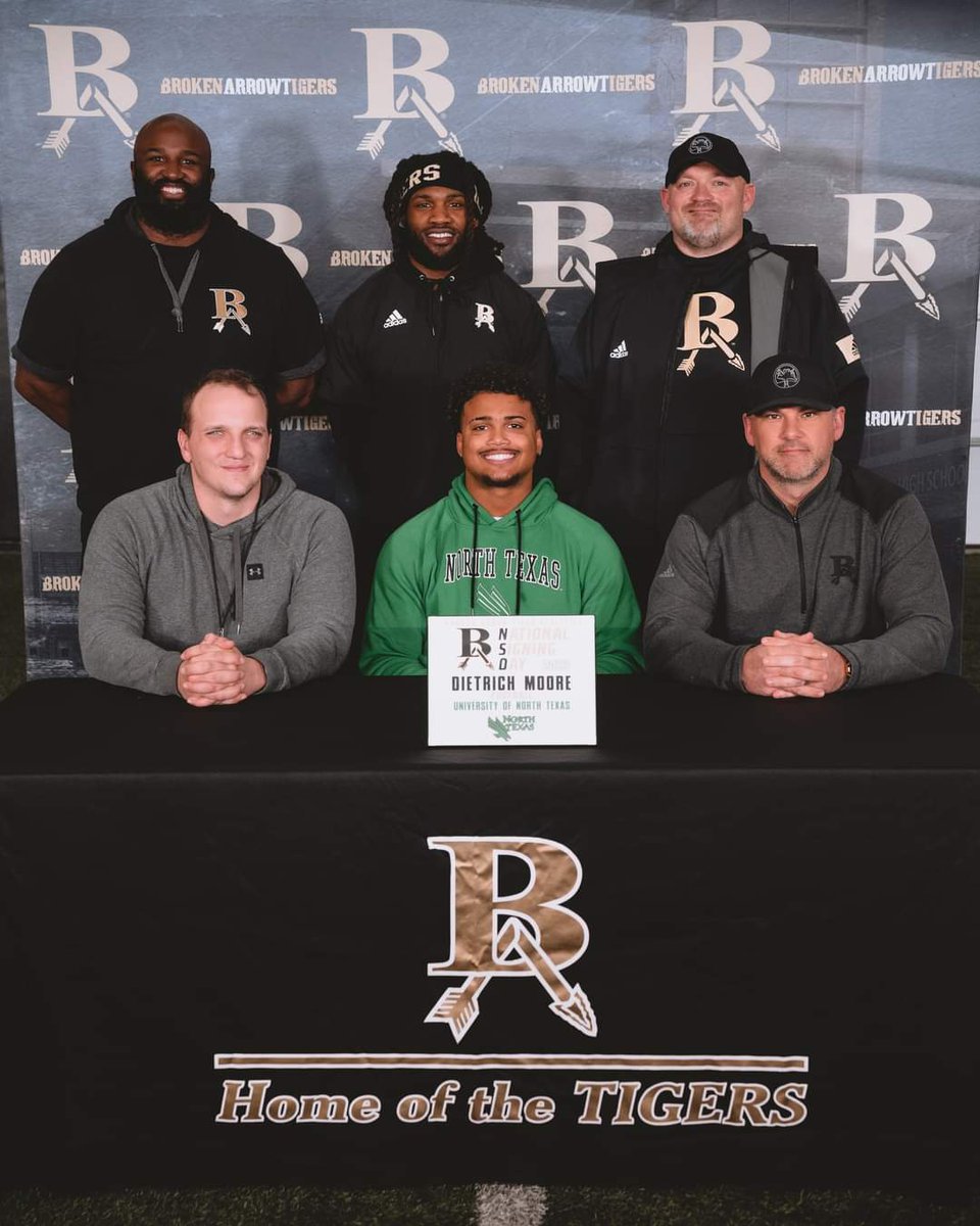 JessicaWelch33's tweet image. Extremely proud of you @moore_dietrich 💚🏈 I'm so thankful for all of the support that you've had and will continue to have from your family and coaches, it definitely takes a village! I know you'll make us all proud! The sky is just the beginning!!! #BA #7 #Dtrain #DMoore #GMG