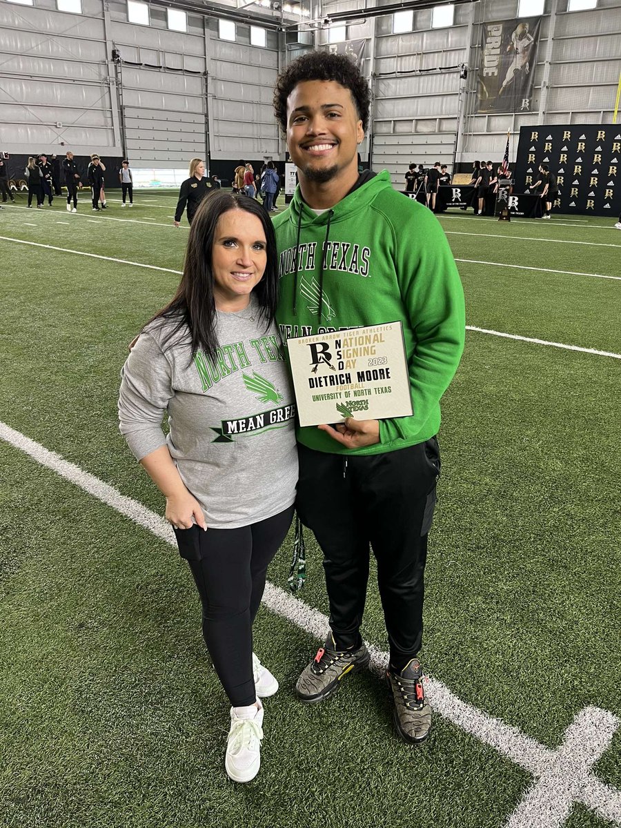 JessicaWelch33's tweet image. Extremely proud of you @moore_dietrich 💚🏈 I'm so thankful for all of the support that you've had and will continue to have from your family and coaches, it definitely takes a village! I know you'll make us all proud! The sky is just the beginning!!! #BA #7 #Dtrain #DMoore #GMG