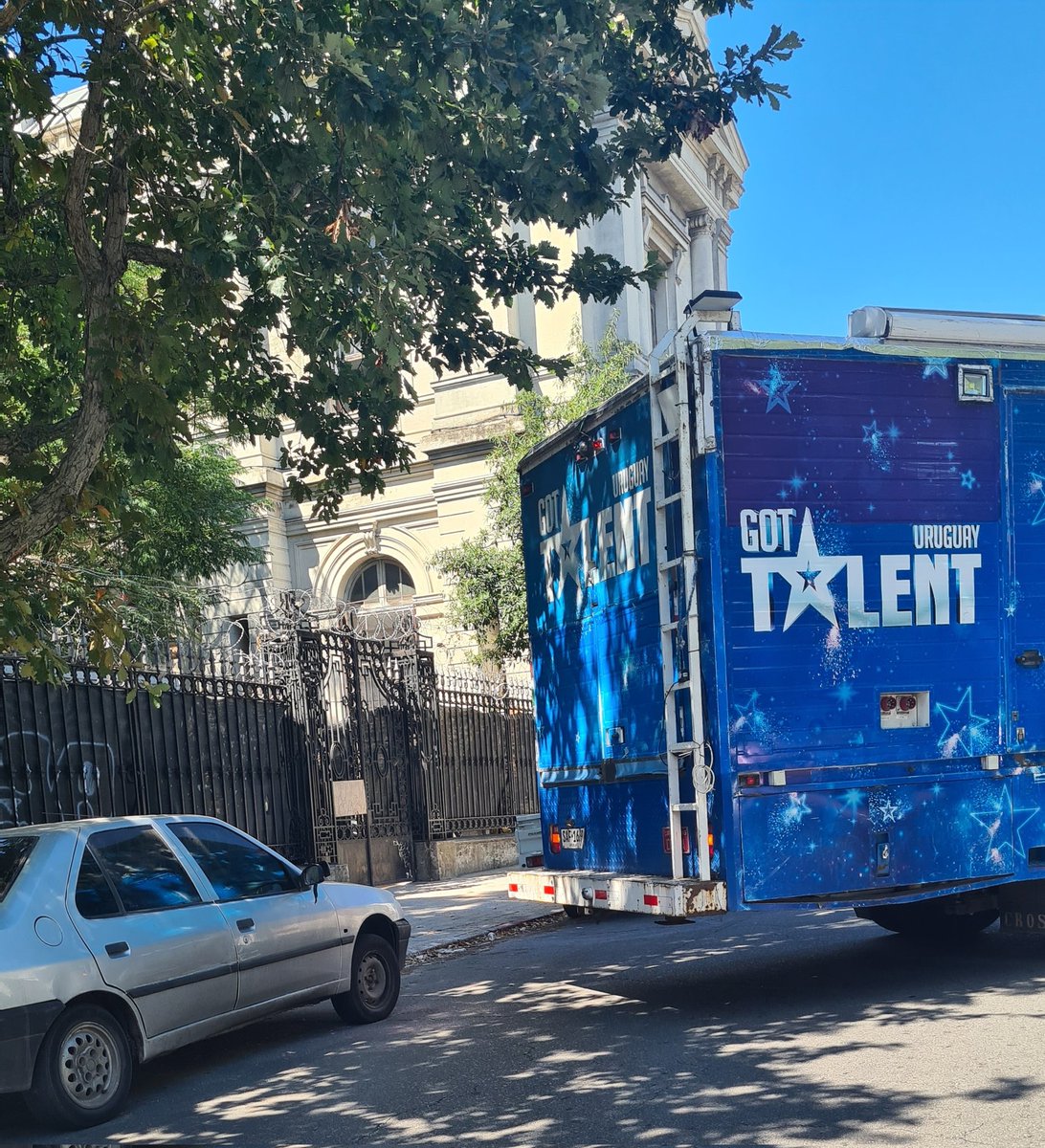 Servicio a la comunidad:

Si conocen al dueño del auto gris que hoy atrás de la facultad de medicina lo encontró chocado. Yo soy testigo de que el camión ese de <a href="/gottalentuy/">Got Talent Uruguay</a> entrando al garaje lo chocó y le grité pero no me respondieron nada. 
A las órdenes.