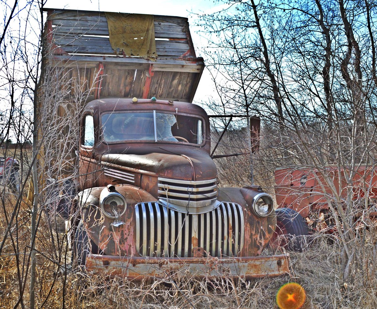 One of my all-time favorite pics I've taken. 
Can anyone tell me the year, make and model? 
#SKphotography #SKliving #classictrucks