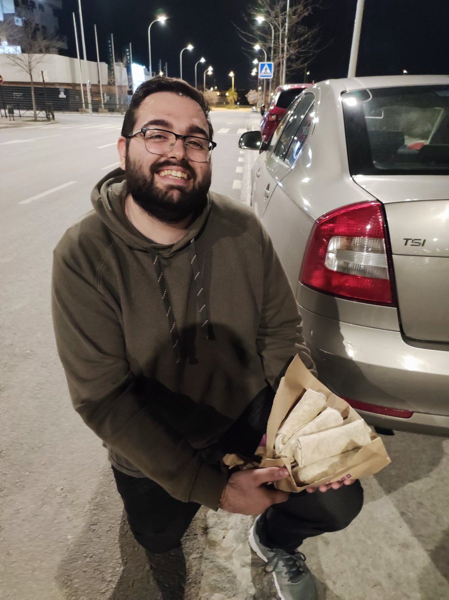 yolanda_nc's tweet photo. Mi novio me ha regalado un puto ramo de BURRITOS del @TacoBellSpain. Yo ya he ganado en la vida 🥺❤️‍🩹 https://t.co/s7meY7sSzJ