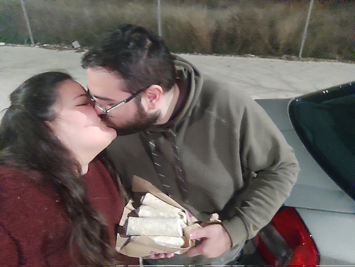 yolanda_nc's tweet photo. Mi novio me ha regalado un puto ramo de BURRITOS del @TacoBellSpain. Yo ya he ganado en la vida 🥺❤️‍🩹 https://t.co/s7meY7sSzJ