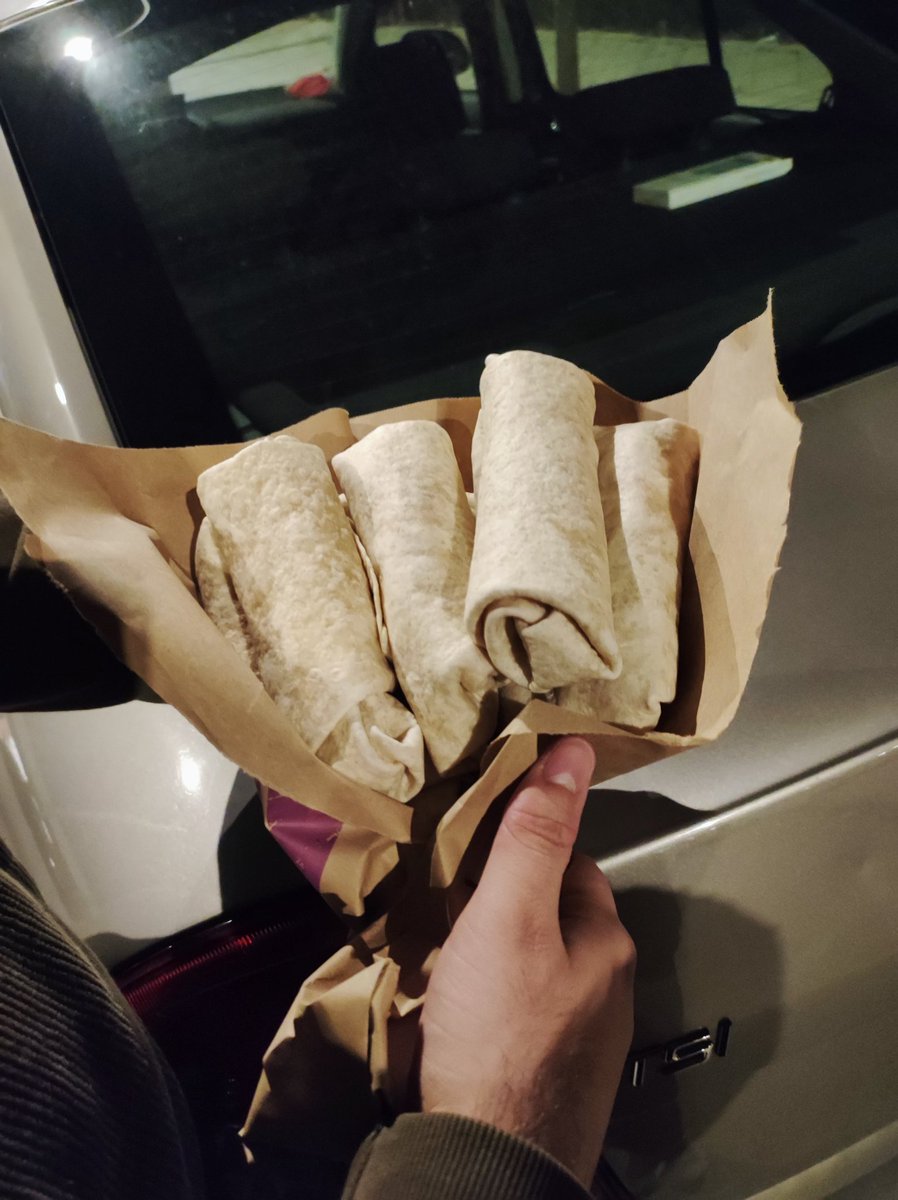 yolanda_nc's tweet photo. Mi novio me ha regalado un puto ramo de BURRITOS del @TacoBellSpain. Yo ya he ganado en la vida 🥺❤️‍🩹 https://t.co/s7meY7sSzJ