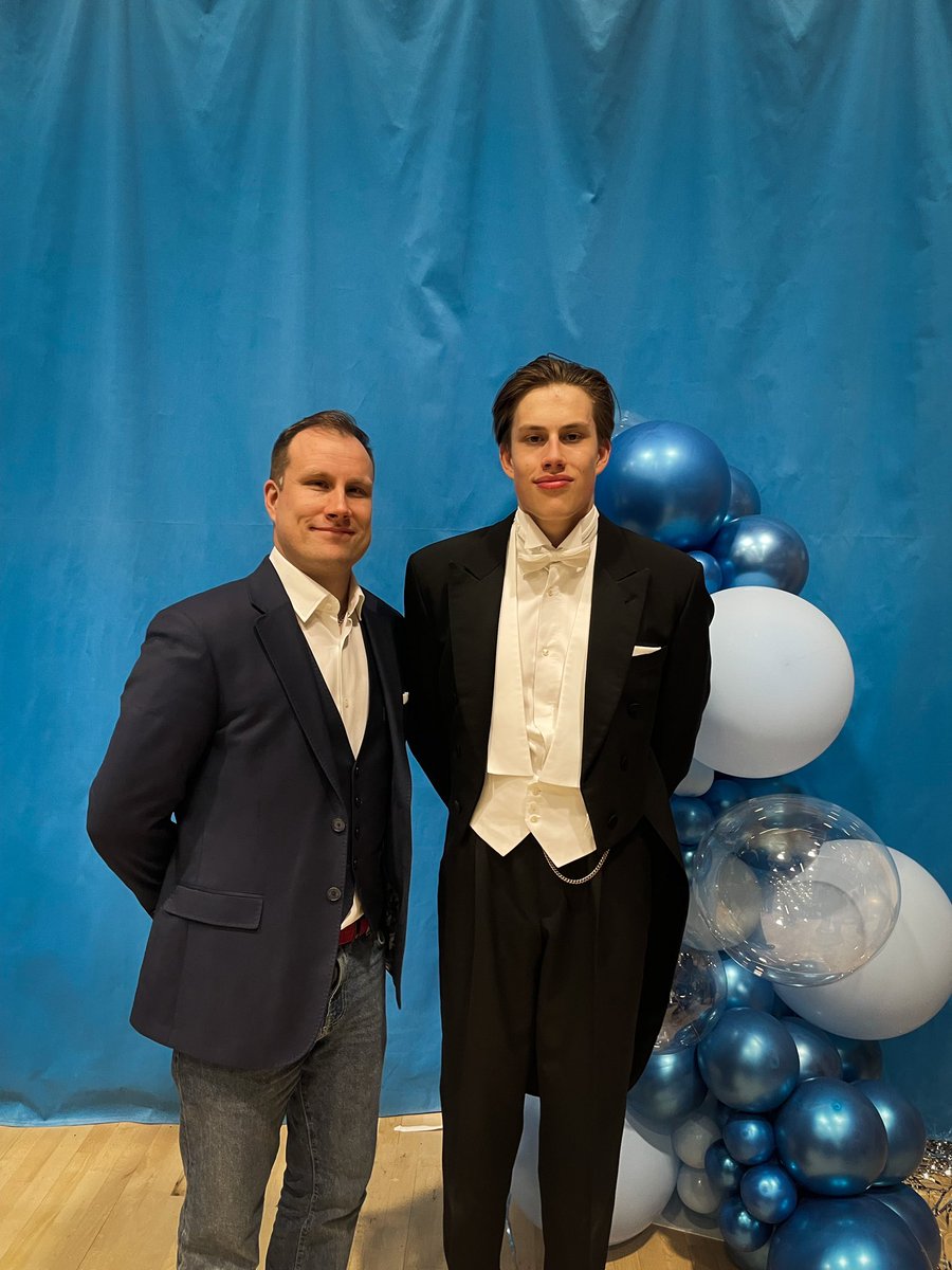 SaniLeino's tweet photo. Etelä-Tapiolan Wanhat 2023 🕺
Hienoja tansseja ja näyttääpä nuoret kaikki upeilta puvuissaan 🥲
#Wanhat
#Etis https://t.co/5h6JyHdrU7