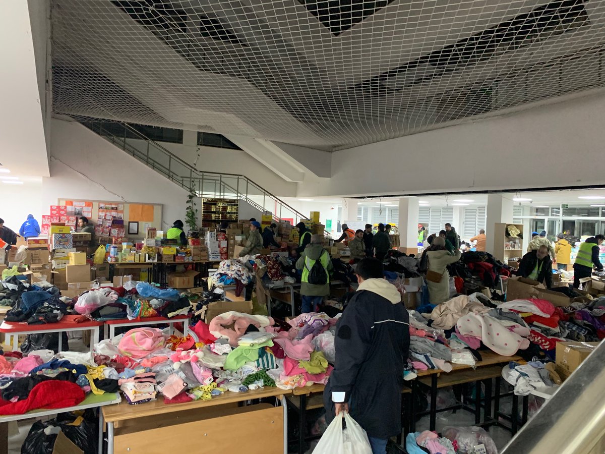 Adıyaman’da Yiğit Ali Çavuş Lisesi’nde her türlü ihtiyaça yönelik dağıtım yapmaktayız. Bölgedeki afetzedeleri haberdar edebilirsiniz. Hüseyin Çalık: 5339473486