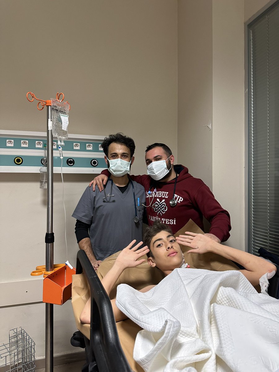 Kadir enkaz altından 87 saat sonra çıkarılan mucize çocuklarımızdan biri ve kendisi Galatasaraylı
Dr Ahmet Şahin meslektaşımla birlikte muayene ettik ve kendisi çok iyi durumda. Kendisi İcardi’nin hayranıymış ve imzalı formasını istiyormuş.
Doktor abi paylaşırsan sevinirim dedi.