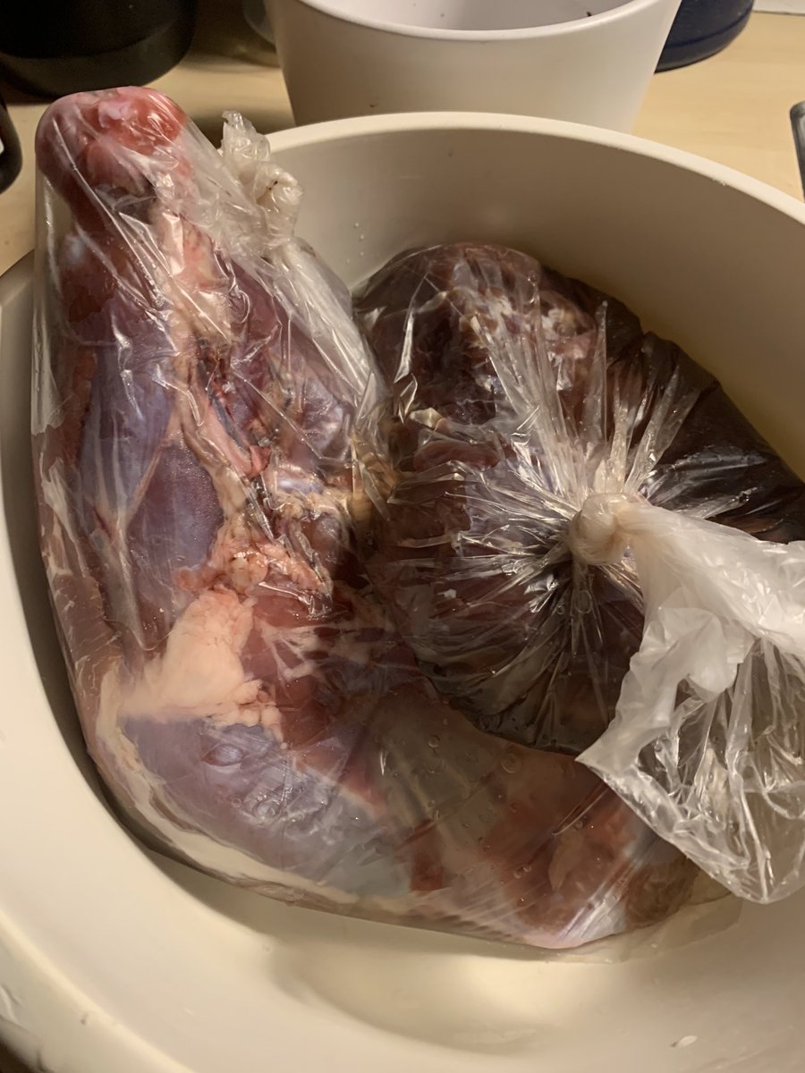 1,5 kg vildsvin förbereds för rökning. Blir nog en bra födelsedag-middag på lördag.