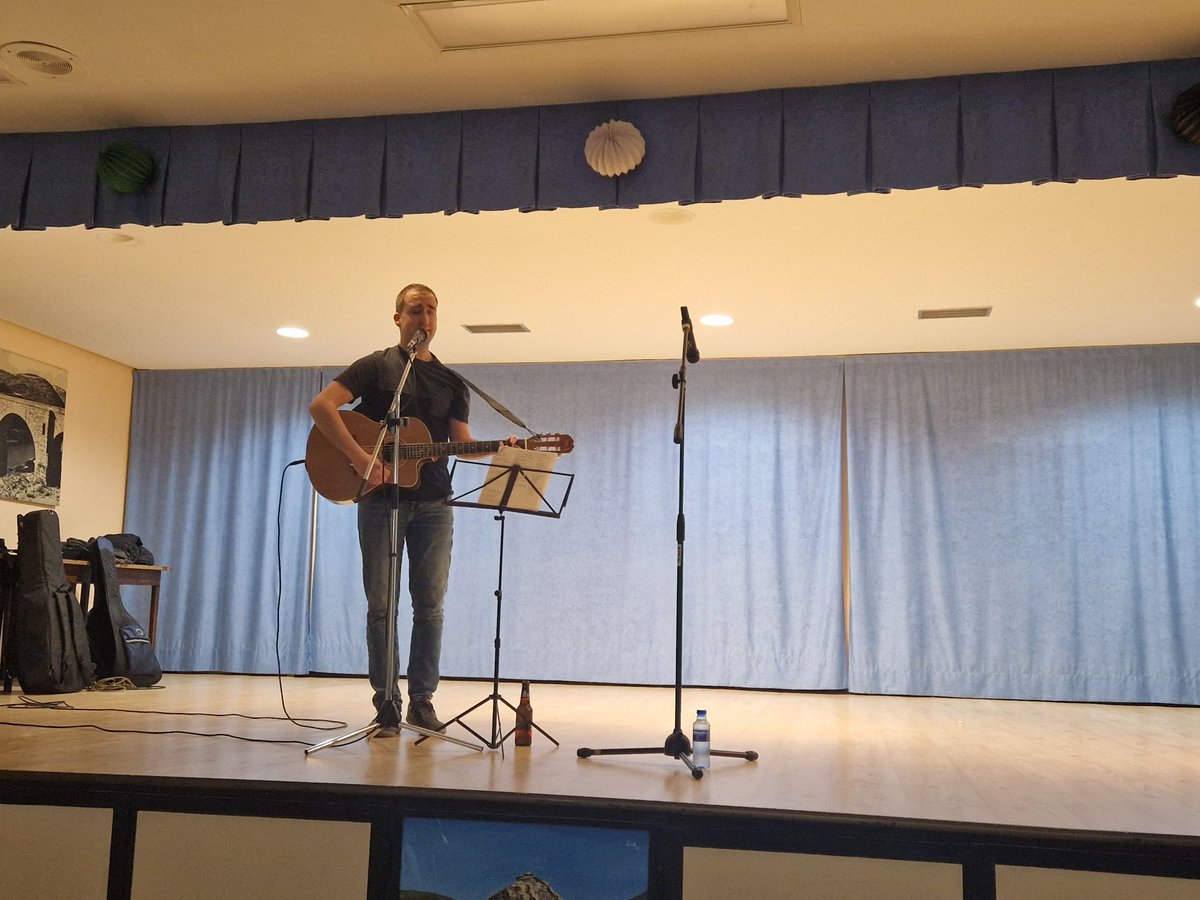 MemoriaGara's tweet photo. #MemoriaGara✌🏿 #Jardunaldiak

#MigranteakAtzoEtaGaur

📌 Hogar Extremeño (Zaramaga, Vitoria-Gasteiz)

🎶 Emanaldia / Recital

🎙Jon Maia &amp; Paula Amilburu

🎸 Gorka Etxebarria

🎼 Elh Malick https://t.co/eVr77ybk9R