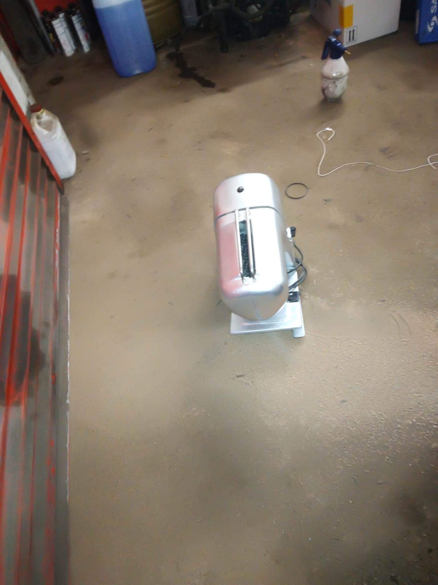 LuffSteven's tweet photo. @DPDgroup_news really disappointed with the lack of care whilst delivering a piece of machinery to a client. One of the base feet has been bent and where it’s been mishandled and possibly tipped upside down the gearbox oil has leaked out. Needless to say neither of us are happy. https://t.co/5txrpHBZvr