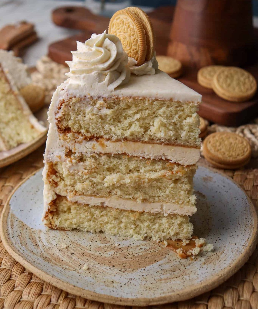 FlavorHedonist's tweet photo. Golden Oreo cake recipe, inspired but the golden Oreo cake at Gideon’s Bakehouse. 
Recipe here- https://t.co/qHUO1bpAeB https://t.co/JhTFf5dCKO