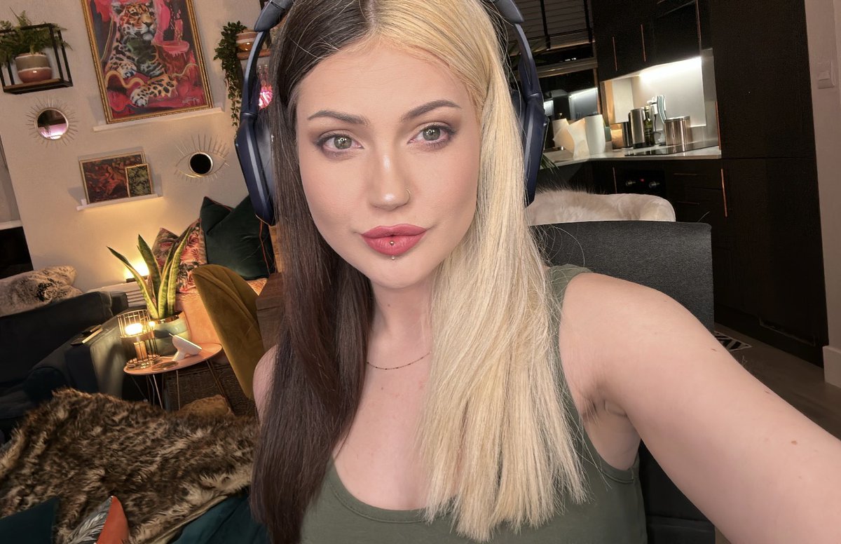 Live twitch.tv/djarii 💛 

Gonna be playing The Forest w <a href="/iam_Lry/">iamLry</a> 😇

Gonna be a bunch of fun. Tune in for cringe. ☺️