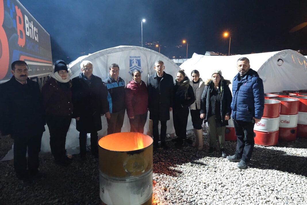 arasahmetmugla's tweet photo. Hatay’da kurulumunu tamamlamak üzere olduğumuz Bodrum çadır kentimizi ve aş evimizi bu akşam, Partimizin Grup Başkan Vekili ve Manisa Milletvekili Sayın Özgür Özel ile Muğla Milletvekilimiz Sayın Burak Erbay ziyaret etti. Devamı, linkte. https://t.co/RazRYEEbS8 https://t.co/nk2AjEjbmn
