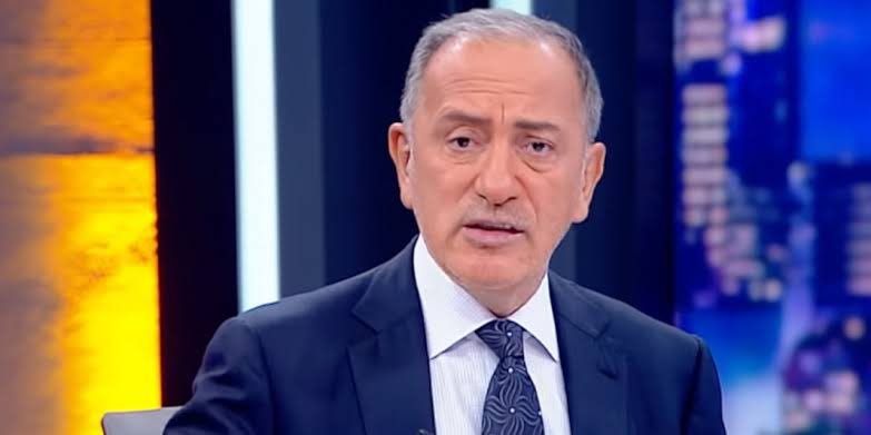 Fatih Altaylı: “Deprem bölgesinde millet cenazelerini toprağa veremiyor. Savcılar mesai bitti diye işlem yapmıyor. Hastaneler zaten yetersiz. 

Millet cenazelerini me yapacak bilemiyor. Çaresiz.”