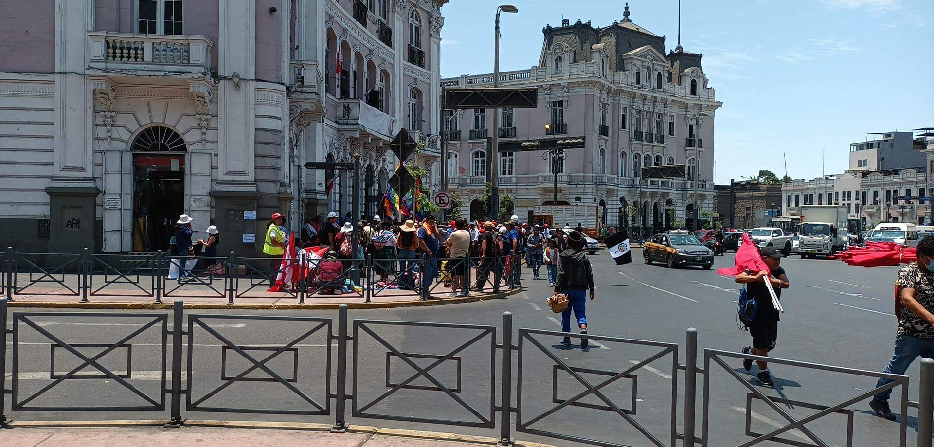 El paro nacional convocado para hoy está iniciando en el centro de Lima, manifestantes se concentran en las calles.