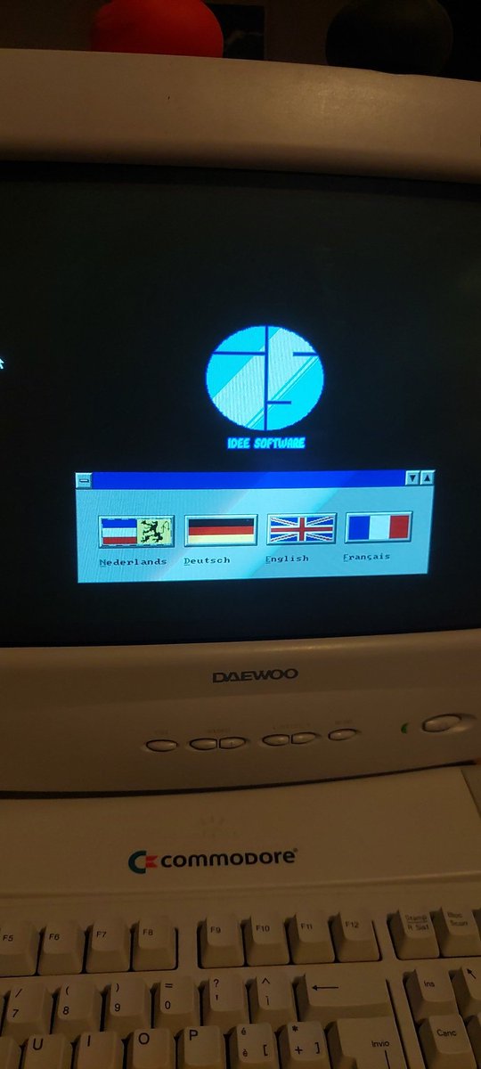 Guy26Doom's tweet photo. @arjenlubach hey arjen, ze leren het ook nooit zelfs in 1996 presteren ze het om onze vlag om te draaien🤣 #Belgie #Nederland #Retro #Games https://t.co/nF8CB31hfg