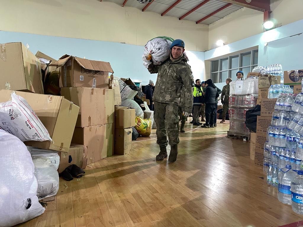 7’nci Komando Tugayımız, Kahramanmaraş’ta vatandaşlarımıza yardımları ulaştırmaya, yaraların biran önce sarılabilmesi için aralıksız görev yapmaya devam ediyor. 
Dayanışma Vakti... 🇹🇷