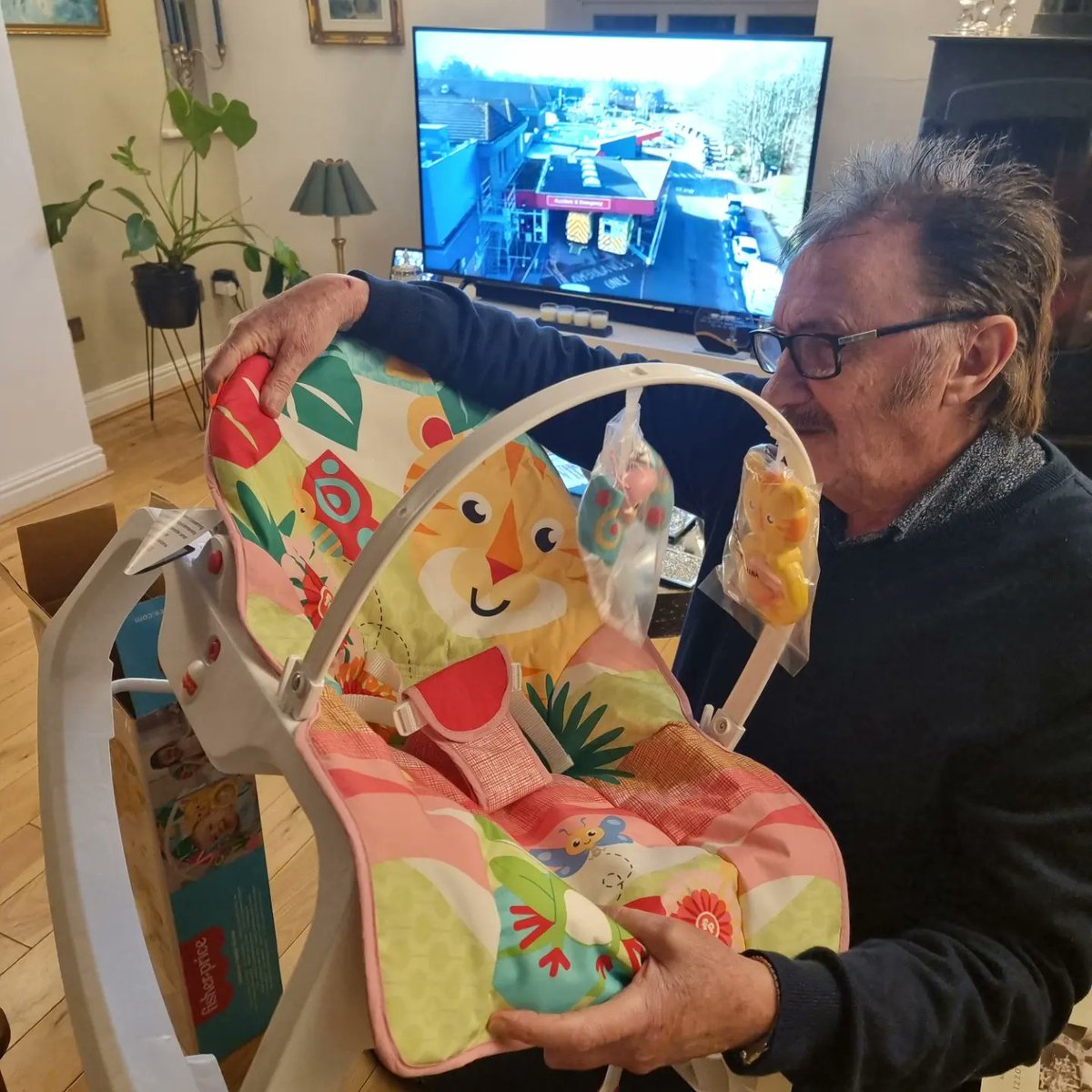 PaulChuckle2's tweet photo. All done ... not going to test it out 😂 #BabyRocker #Grandson https://t.co/Jir2kOlOUW