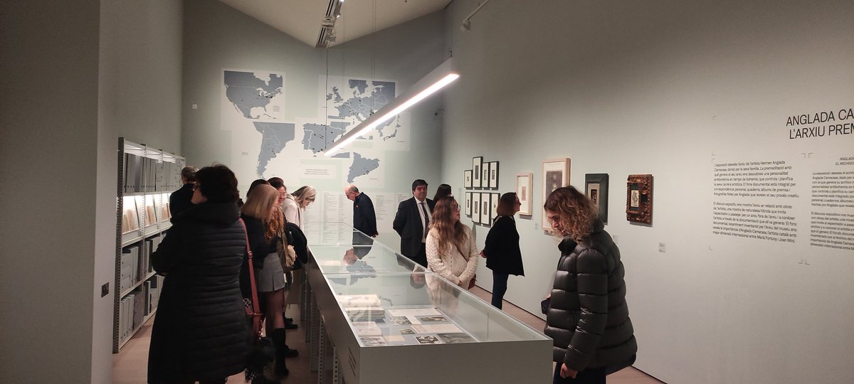 sredondoi's tweet photo. Una conferència sobre l'original i trencadora exposició "#AngladaCamarasa. L'arxiu premeditat" on @Pilar1Cuerva i Eduard Vallès han destacat que "és una exposició sobre un arxiu i hem triat les obres en funció dels documents" @MuseuNac_Cat https://t.co/TUVlZGfSeX