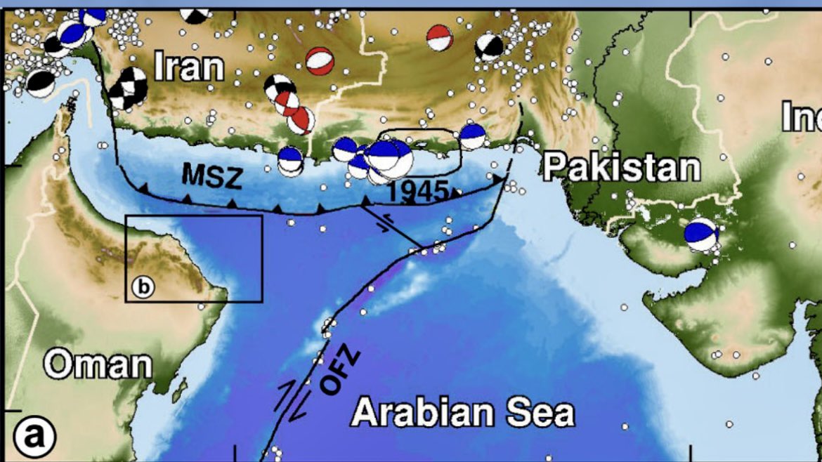 #معلومة_جيولوجية
كثر الحديث فالايام الاخيرة عن الزلازل والنطاقات الأكثر نشاطًا زلزاليا ومنها #حزام_النار حول المحيط الهادي وصدع الاناضول
ورغم ان عمان محاطة بصدوع نشطة
#Owen_Fracture_Zone
شرقا فبحر العرب
#Makran_Subduction_Zone 
شمالا فبحر عمان
الا ان #عمان تعتبر مستقرة جيولوجيا