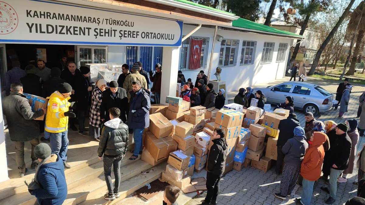 T.C. Sancaktepe Kaymakamlığı (@tc_sancaktepe) on Twitter photo Millî Eğitim Bakanlığımızın koordinesinde <a href="/memsancaktepe/">Sancaktepe İlçe Millî Eğitim Müdürlüğü</a> deprem bölgesindeki vatandaşlarımız için seferber oldu.
✅3️⃣ Tır ve
✅3️⃣4️⃣6️⃣.6️⃣1️⃣5️⃣ adet temel ihtiyaç malzemesi Kahramanmaraş'ımızın Türkoğlu ilçesine gönderildi.
Birlikte Güçlüyüz🇹🇷
<a href="/ahmetkarakaya37/">Ahmet Karakaya</a>
<a href="/istanbulilmem/">İstanbul İl Millî Eğitim Müdürlüğü</a> Millî Eğitim Bakanlığımızın koordinesinde <a href="/memsancaktepe/">Sancaktepe İlçe Millî Eğitim Müdürlüğü</a> deprem bölgesindeki vatandaşlarımız için seferber oldu.
✅3️⃣ Tır ve
✅3️⃣4️⃣6️⃣.6️⃣1️⃣5️⃣ adet temel ihtiyaç malzemesi Kahramanmaraş'ımızın Türkoğlu ilçesine gönderildi.
Birlikte Güçlüyüz🇹🇷
<a href="/ahmetkarakaya37/">Ahmet Karakaya</a>
<a href="/istanbulilmem/">İstanbul İl Millî Eğitim Müdürlüğü</a>