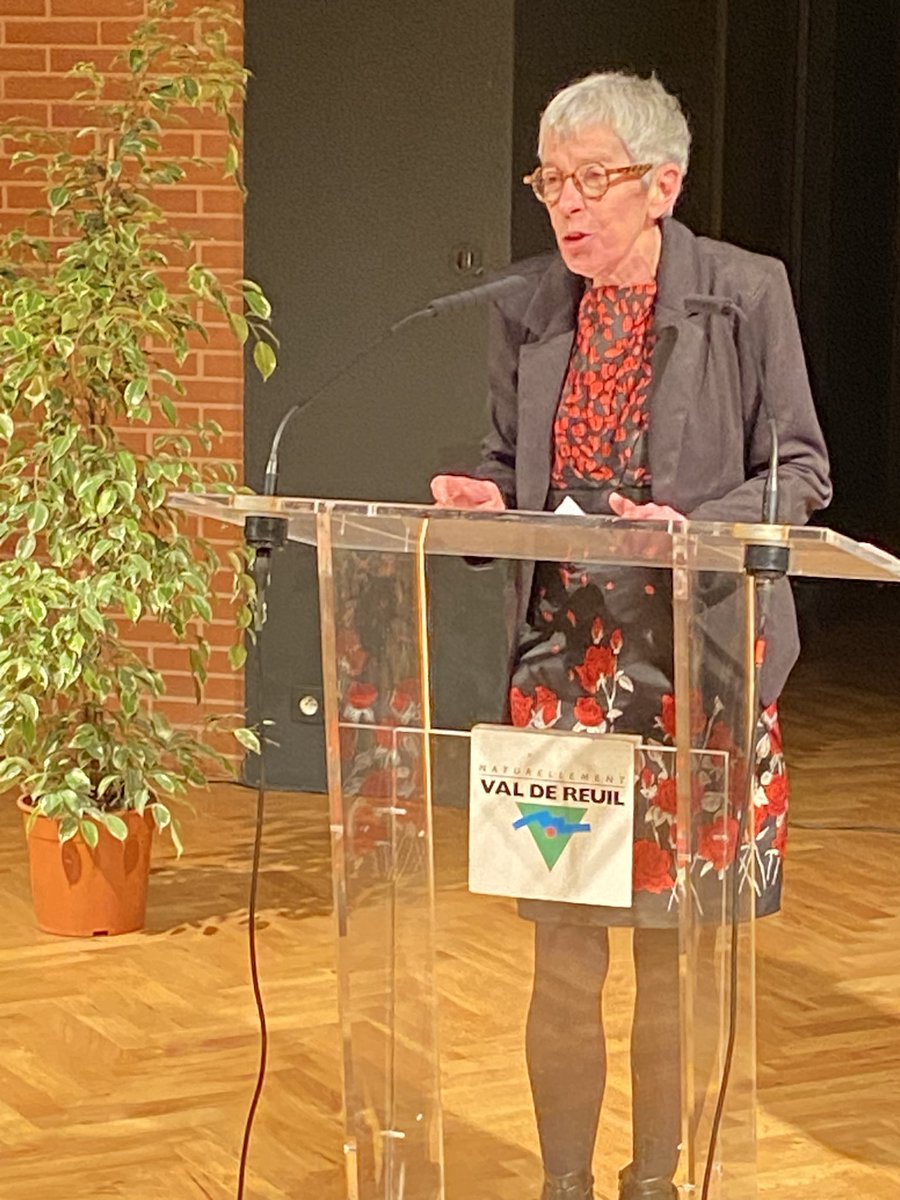 JjCoquelet's tweet photo. Un grand moment d’émotion pour le départ en retraite de Christine Lebrun qui quitte l’Espages. Elle restera une véritable militante de Val-de-Reuil et de ses habitants .Un grand parcours d’humanité dans le respect de chacun, merci Christine. https://t.co/AWx8NbZqqL