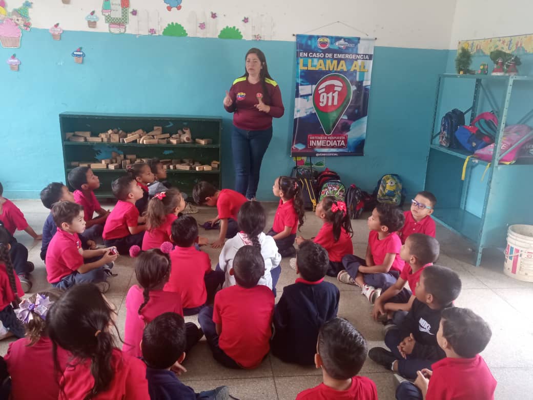 Ven911Libertad's tweet photo. #Ven911Informa | Este #09Feb se realizó un Conversatorio Informativo a niños y niñas de 2 y 3 nivel de la Unidad Educativa Básica Carlos Delgado Challabaud, en la parroquia Coche sobre la Línea de Emergencia 9-1-1
#IVIC64Años
#Ven911Libertador
#Ven911JuntosPorLaVidaYLaPaz https://t.co/tcAq74d0qk