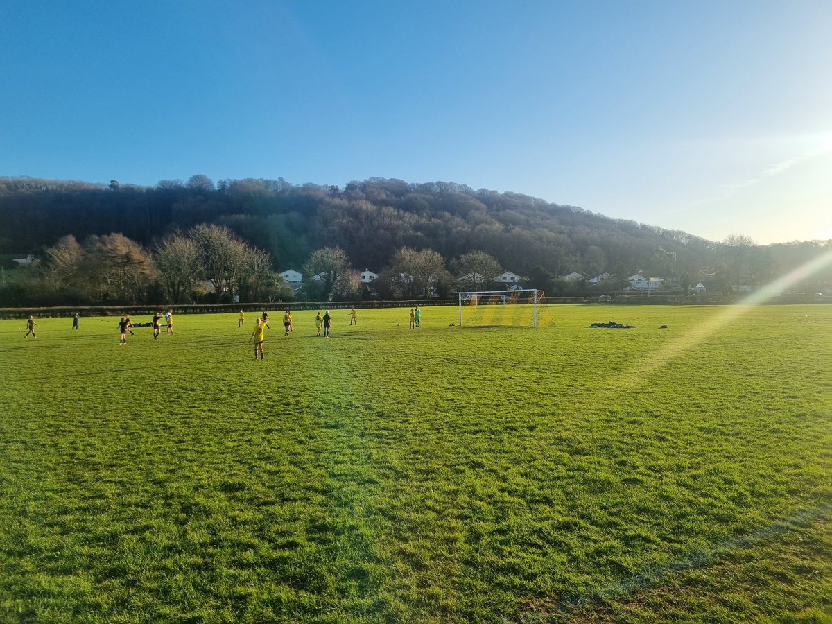 ClevedonPhysEd's tweet image. Took us a while to warm up, but some spectacular play from the whole team resulted in a 6-3 win against @Backwell_PE. #POTM Ffion R with 5/6 of the goals #ScoringMachine #SemiFinalsHereWeCome #SomersetCup #U14GirlsFootball
