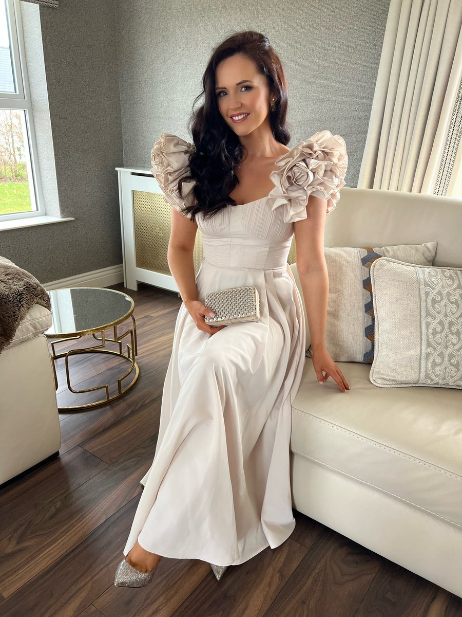 A special occasion requires a special dress ✨ 
Tonight wearing a dress from the new Lydia Millen x Karen Millen collection ✨ 
Here is the link to my dress: rstyle.me/cz-n/hjbn2jcca… (af) - Code JENNIFER20 will get you an extra 20% off 💛✨