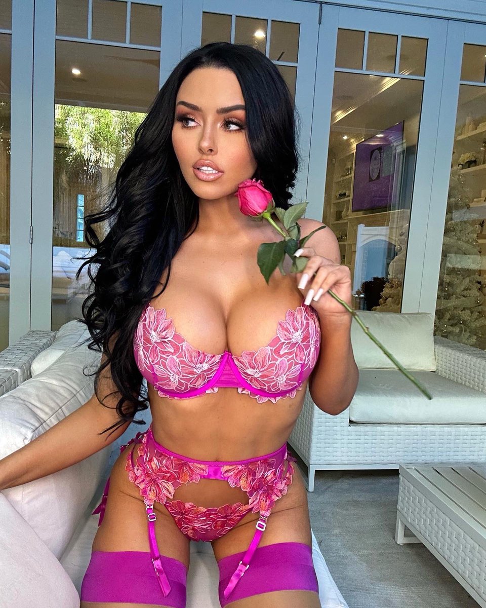 AbiRatchford's tweet photo. More from this set ; ) 💗 https://t.co/BK8XjkJ7xw