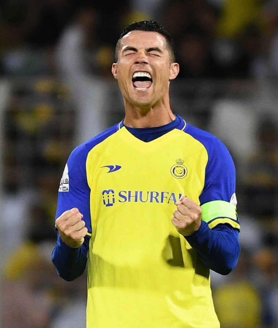farisf9's tweet photo. يحتفل كما لو أنه لم يفعل ذلك ١٠٠٠ مرة، لطالما كان يسجل أكثر مما يلعب، يبدو الأمر أنه وصل إلى هنا قبل أرقامه، اليوم تعلن أرقامه وصولها رسميا، ليبدأ المشوار #كريستيانو 🔥 https://t.co/DsAnYZFq3C