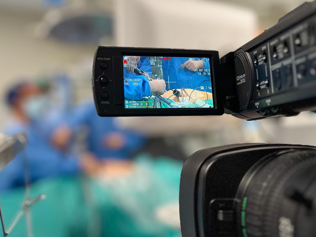 apozo_surgical's tweet photo. 🔊Cirugías 3D en directo durante XXX CURSO DE ACTUALIZACIÓN EN CIRUGÍA:
1️⃣ CIRUGÍA DE REVISIÓN-Dr. Morales y Dra. Socas.
2️⃣ RESECCIÓN SEGMENTARIA POR ENFERMEDAD DIVERTICULAR-Dr. Corcione y Bracale.
📹 Imagen: #ViseraEliteIII (3D y 4K+ICG)
⚡️Energía: #Powerseal y #Thunderbeat https://t.co/oSQBUzRnZJ