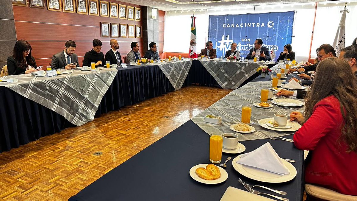 Un gusto recibir al Sen. <a href="/GustavoMadero/">Gustavo Madero</a> en la casa de las y los industriales de México.

Reconocemos su apertura para hablar de los ppales temas de interés y los retos de la industria. 

Presidieron: <a href="/JACentenoR/">José Antonio Centeno</a> Pdte. Nacional,<a href="/raroma47/">Raul Rodriguez</a> Pdte. de la comisión y <a href="/SofiaCalvertMtz/">Sofia Calvert</a> VPN