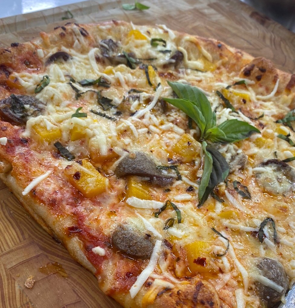 DiaaDiaCaracol's tweet photo. Una deliciosa “Pizza Cumbialitana” aprendimos a preparar hoy con el chef italiano @ChefSimoneMua en #LaCocinaDíaADia. 👨🍳🍕😋 #DíaADía #Pizza #SimoneMua #DíaDeLaPizza #Cocina #Recetas https://t.co/mf6v6QdHpI
