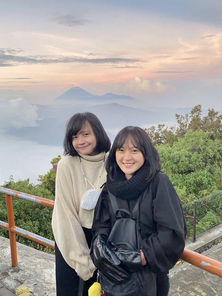 ciloqciliq's tweet photo. Bayanginnnn, w ngefans bgtttt dari 2017 tiba2 bisa ketemu, main bareng, super ramah. Cinta bgttttttt🥹 aaaaaaaaak https://t.co/us4Ug1zCZM