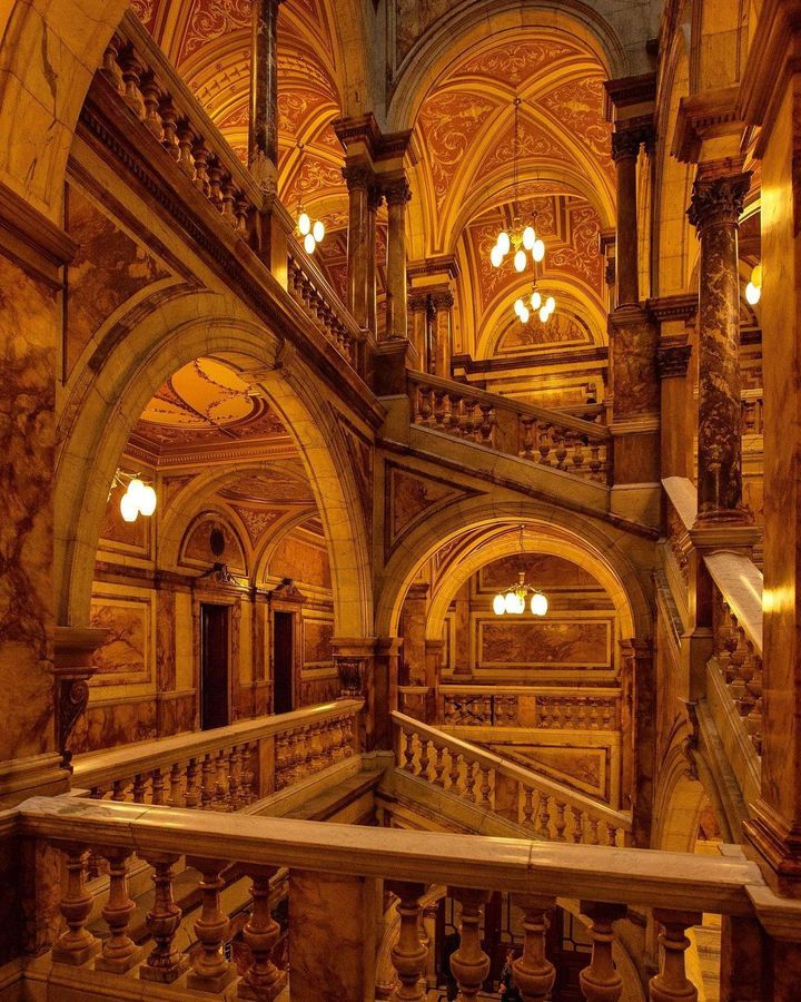 VisitScotland's tweet photo. Looking like it's been plucked straight out of Hogwarts, the amazing #Glasgow City Chambers! 🧙🔮

📍 @peoplemakeGLA 📷 IG/paul_watt_photography https://t.co/ijBidPttoU