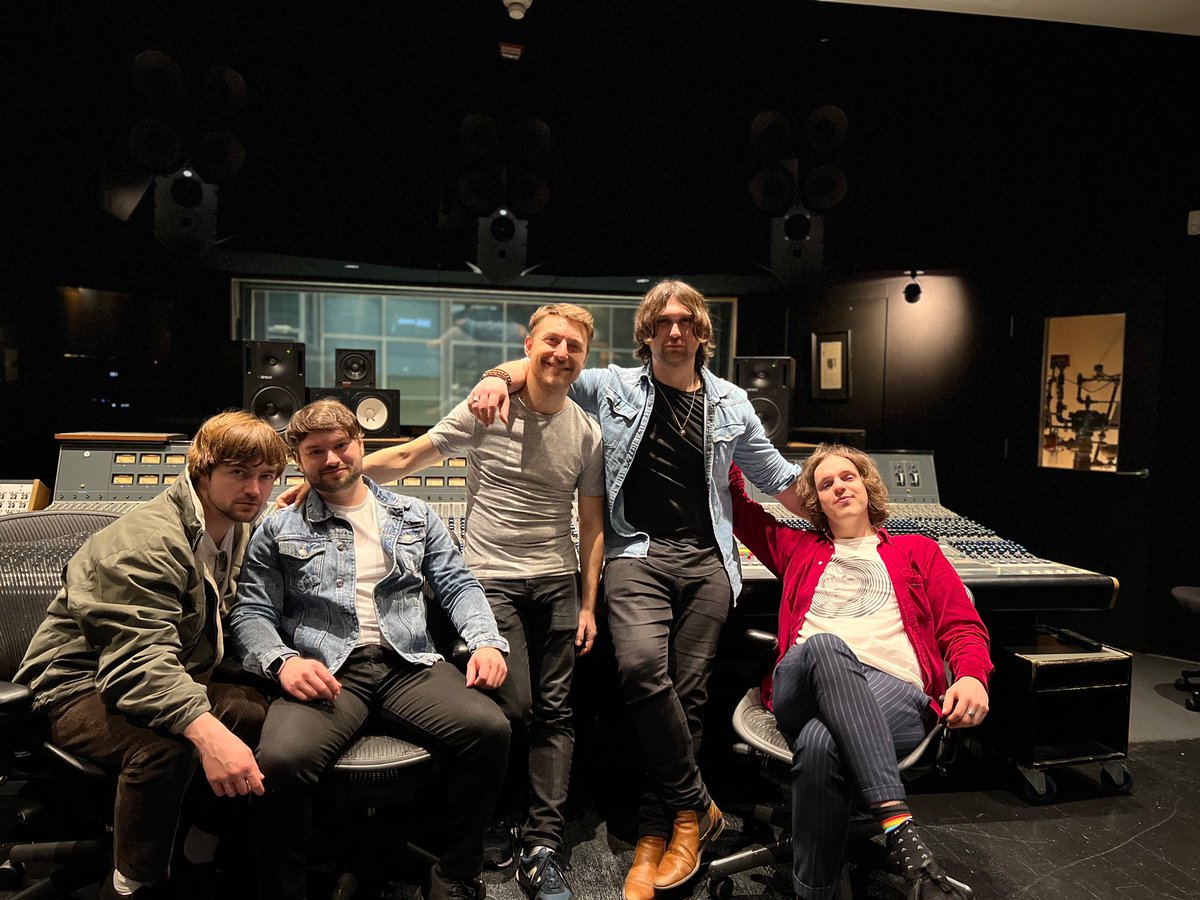 sunkisstband's tweet photo. Project Sunkisst 👀 mad week with master producer Eno and engineer Annie!

Exciting things to come 🌞 https://t.co/ZGBZ2EQCDI