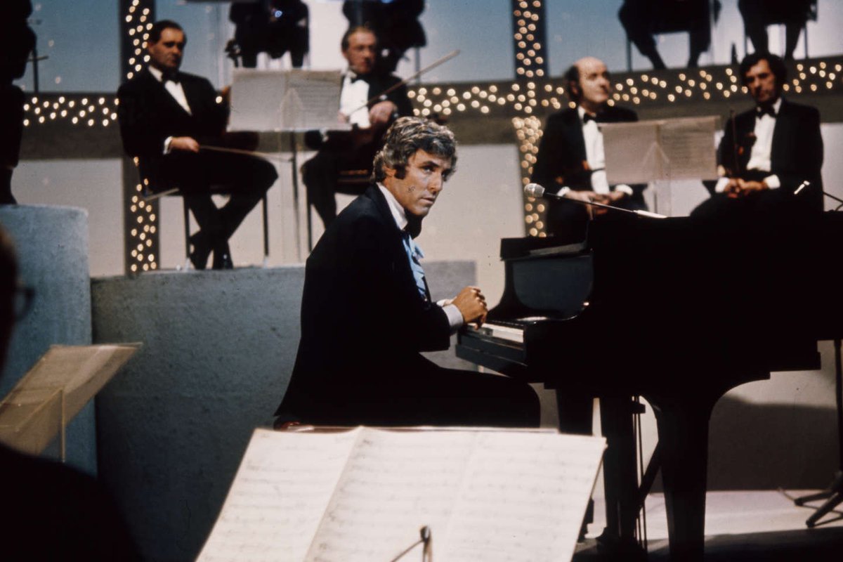 DavidEnzel's tweet photo. “Burt Bacharach, maître de la musique pop aux 500 chansons, est mort” https://t.co/zsNyUw8Nr2 https://t.co/I3yUoKHQ3b
