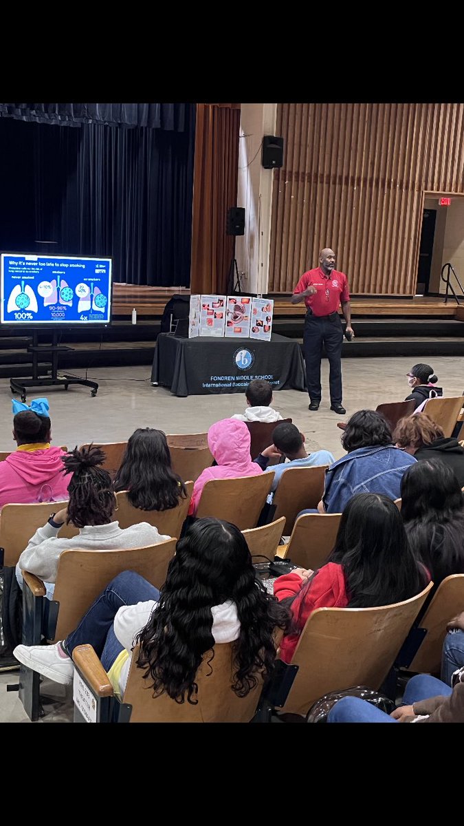 RaulCollins16's tweet photo. Shoutout to @CarltonWildman @CodwellWRS @CoachTonyMarks1 @TeamHISD and thanks for allowing me to spread #RelationalPolicing @houstonpolice #OCA on the dangers of #Vaping how is it legal?😡☝🏾😵☹️ https://t.co/N2ttCCmVqT