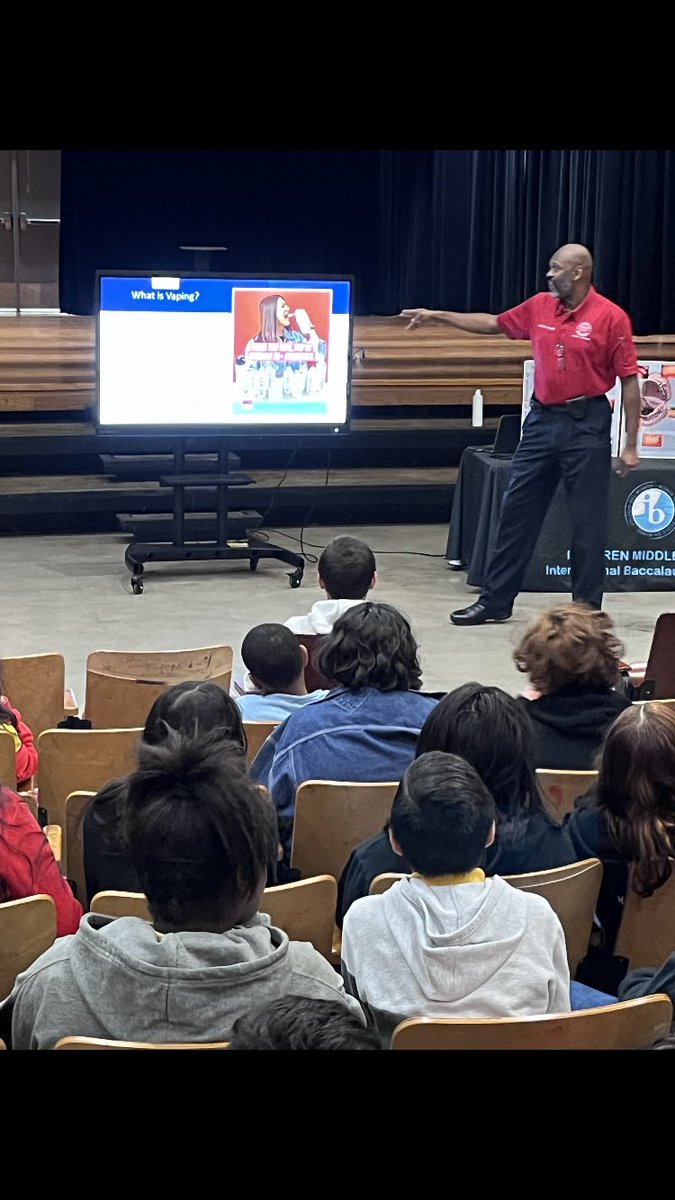 RaulCollins16's tweet photo. Shoutout to @CarltonWildman @CodwellWRS @CoachTonyMarks1 @TeamHISD and thanks for allowing me to spread #RelationalPolicing @houstonpolice #OCA on the dangers of #Vaping how is it legal?😡☝🏾😵☹️ https://t.co/N2ttCCmVqT