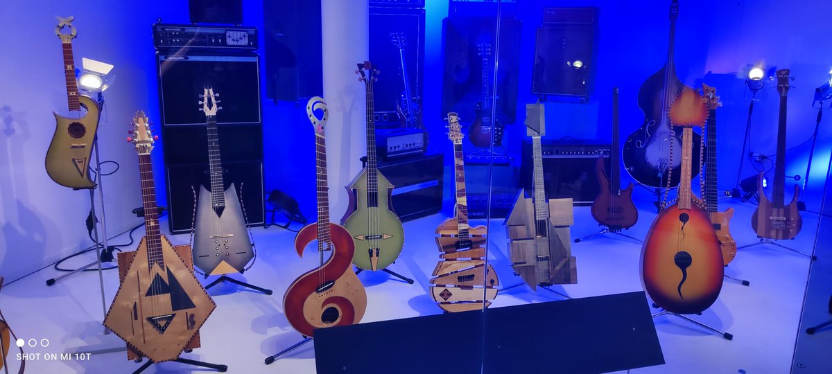 TasoupeMange's tweet photo. @PunkIsNotDead17 @erreur502 D'ailleurs, si quelqu'un passe à @MontluconOff, il faut aller au #Mupop. Le musée des musiques populaires. Du médiéval au rap. Et, des instruments de fou. Quelques guitares... https://t.co/gOfUCqwetX
