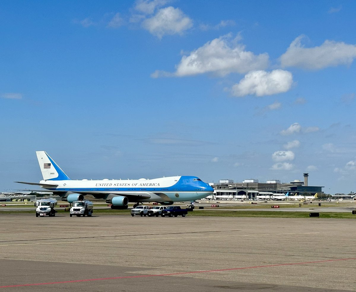 FlyTPA's tweet photo. A SPECIAL VISITOR: Earlier today, Air Force One touched down at TPA! It's always a special treat to see this bird visiting Tampa Bay ✈️ https://t.co/vm4XCilote