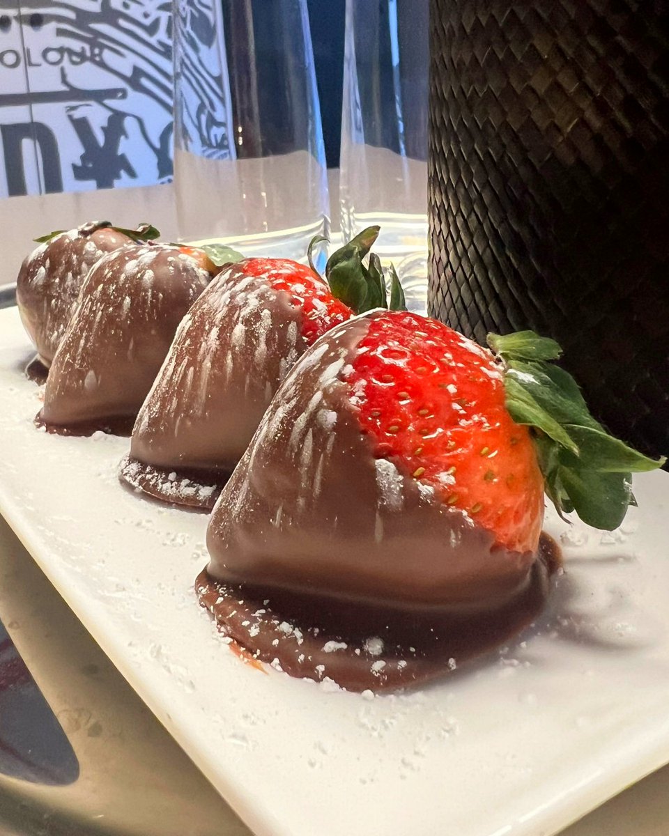 REDselfieMPLS's tweet photo. Upgrade from candy hearts and treat your sweetie to a romantic stay in the heart of downtown Minneapolis.
Our Couples' Getaway package includes prosecco, chocolate strawberries, late check out, and more.
Book now: https://t.co/QT6ctIU7kA
#radissonREDmpls #valentinesday https://t.co/qINLdlNk7b