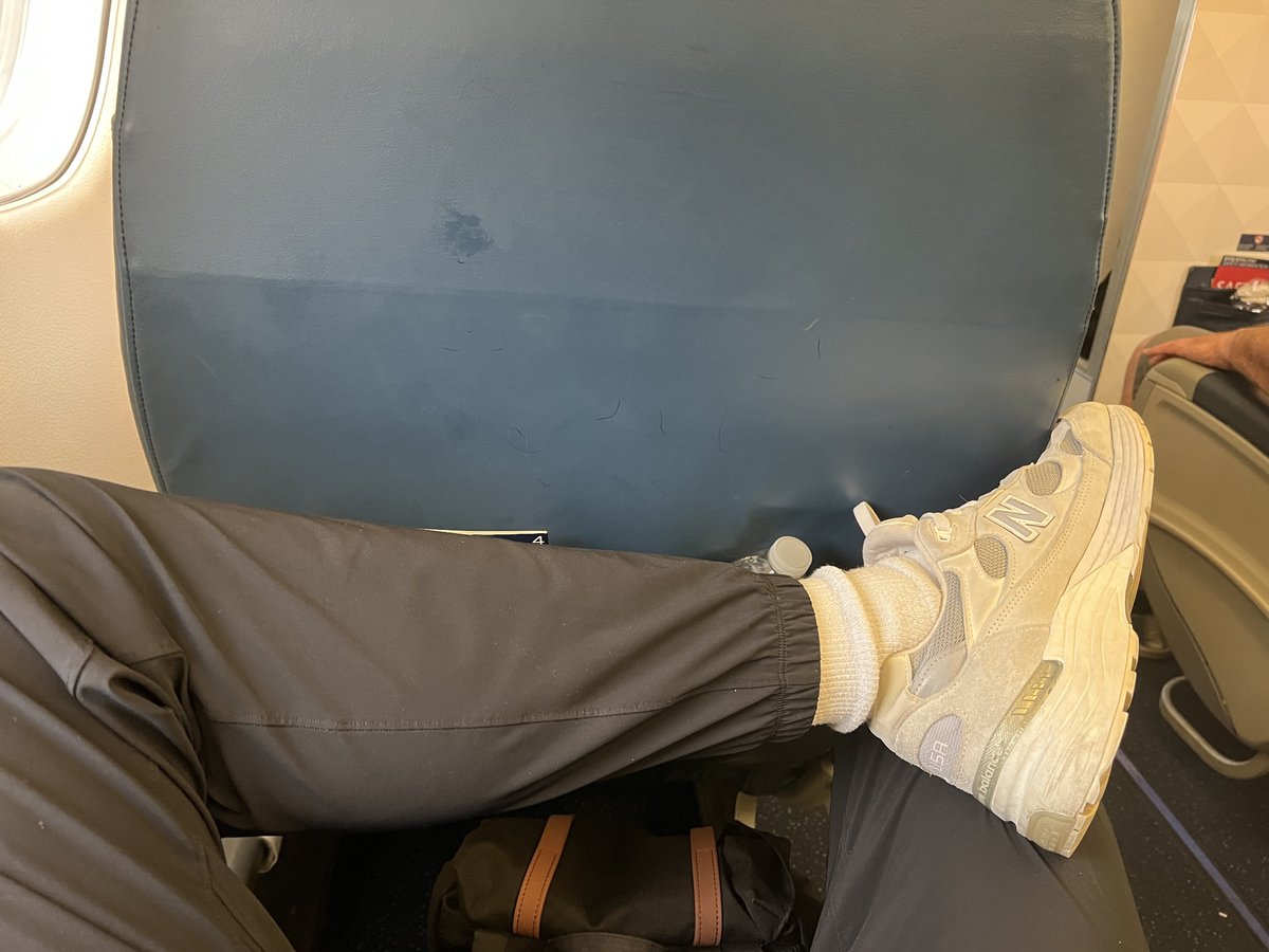 GaelenBet's tweet photo. Embrair 175 seat 2a is probably the best domestic experience one can have assuming you donβt need to get work done
The small jets can get slapped around a little bit in turbulence , Iβll be back in the poor section in march for Miami due to spring break x2 prices
#skyClubLocks https://t.co/U1tRrimKH3
