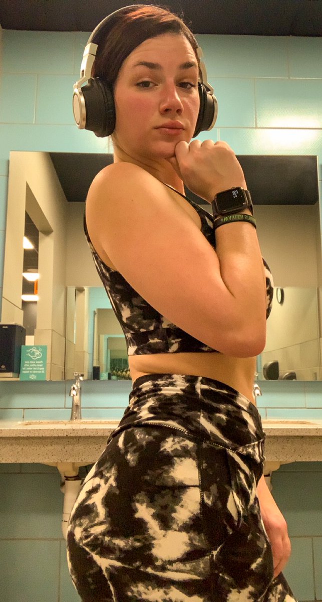 HD11229403's tweet photo. Back in the gym making GAINNSSSS. #bootygang #onlyfansbabe #followme #HogwartLegacy https://t.co/QBxdghSi7q