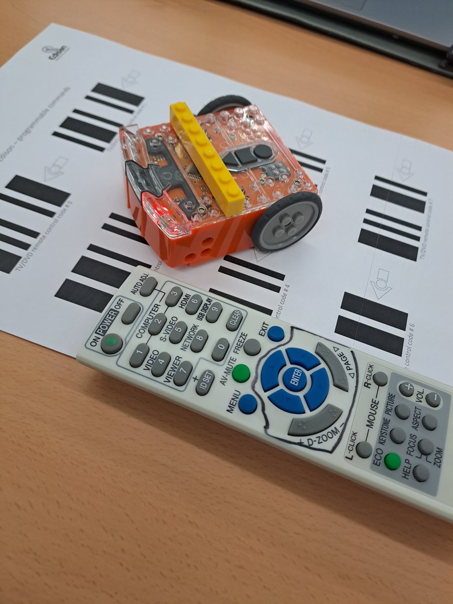 AnnaCasamitjana's tweet photo. Descobrint equips del catàleg o similars i exemples xulos per veure les possibilitats dels robots a la primera sessió del taller de robòtica per a les escoles de l'Alt Camp, organitzat pel @CRP_AltCamp amb l'Oriol Soler, a l'@Esc_EugeniDOrs.  #steamcat #plaeducaciódigital https://t.co/pQPw234ll7